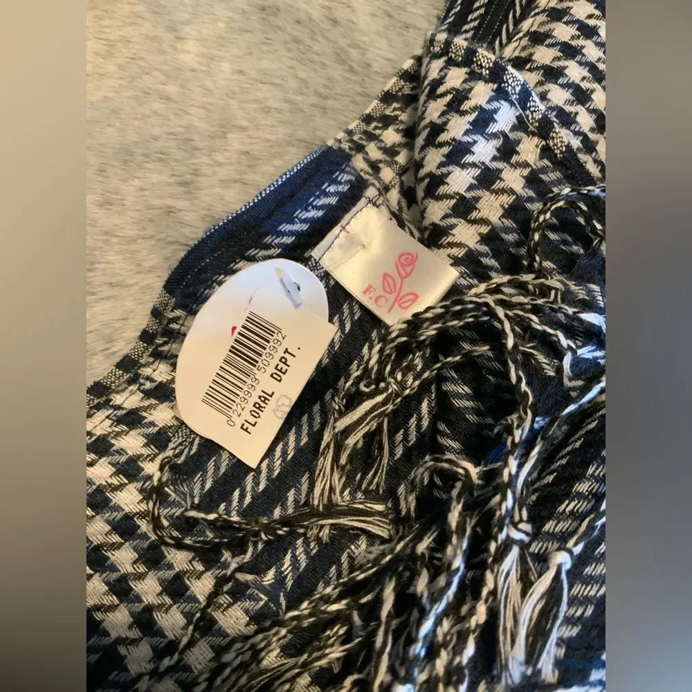 NWT Houndstooth Scarf With Fringe